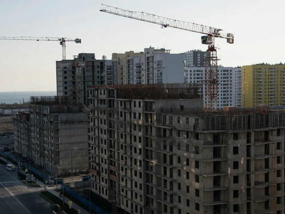Жилой комплекс в монолите, над корпусами — башенные краны